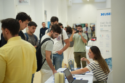 Ambiente estudiantil en los pasillos del Leonardo da Vinci.