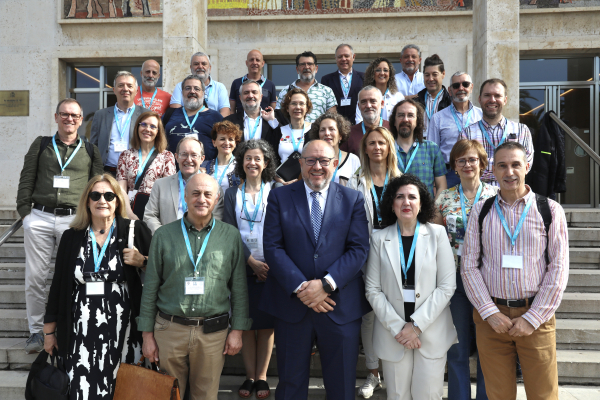 Los asistentes a la conferencia junto al rector y a la decana de Ciencias.