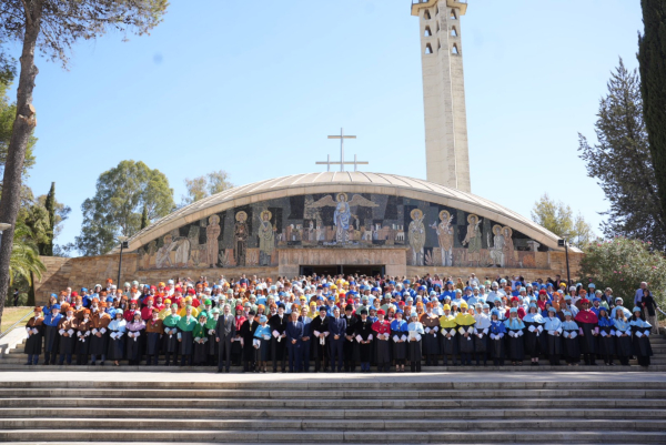 Foto de familia tras el acto de apertura.