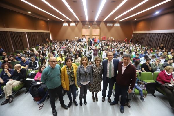 Foto de familia de las autoridades al inicio del acto inaugural de la Feria. 