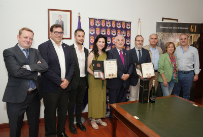 El presidente y secretario del Consejo Social hacen entrega de la medalla.