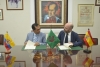 De izquierda a derecha, José Eusebio Consuegra Bolivar y Luis Medina Canalejo conversan durante la firma del acuerdo.