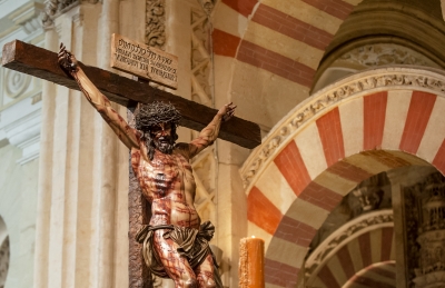 El Cristo de la Universidad a su paso por la Mezquita Catedral.