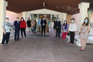 Foto de familia de autoridades y personal sanitario asistente al acto.