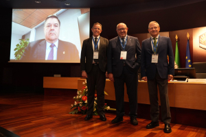 De izquierda a derecha, Julio E. Abalde (en la pantallla), Eulalio Fernández, Manuel Torralbo y Santos Pavón, en la inauguración de la jornadas.