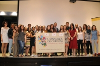 Foto de familia de autoridades y estudiantes reconocidos