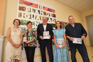 El rector y la vicerrectora junto al equipo de la Unidad de Igualdad.