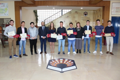 En la imagen, foto de los estudiantes premiados junto con el vicerrector de Estudiantes, Alfonso Zamorano, la decana de la Facultad de Ciencias, Mª Paz Aguilar y la presidenta de la Fase Local de las Olimpíadas de Física, Encarnación Muñoz y la delegada en la Comunidad Autónoma Andaluza, Mª del Carmen Cardo.