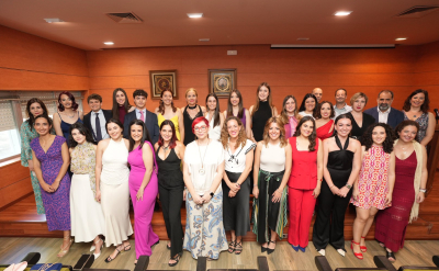 Foto de familia de los graduados y autoridades académicas.