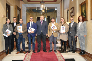 Foto de familia del rector, vicerrector de Estudiantes y Cultura, responsables del Centro Intergeneracional con los alcaldes y representantes de los municipios.