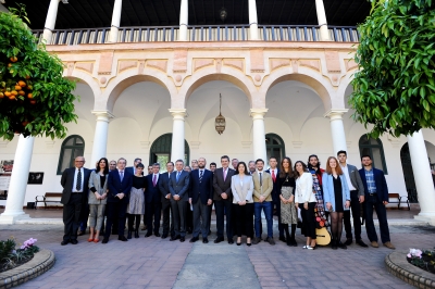 Foto de familia de autoridades asistentes al acto de la festividad del patrón de la Facultad de Derecho y Ciencias Económicas y Empresariales