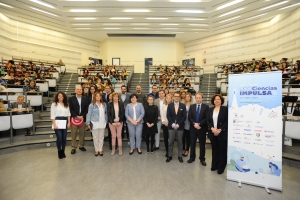 Foto de familia de autoridades y empresas al inicio del foro