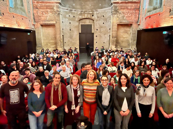 Foto de familia de la entidades organizadoras de la representación &quot;El Quejío de una Diosa&quot;