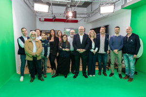 Foto de familia del rector con el equipo de UCODigital