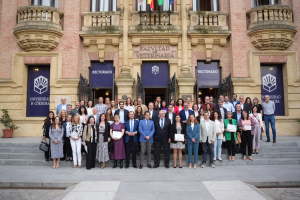 Foto de familia de autoridades y entidades reconocidas. 