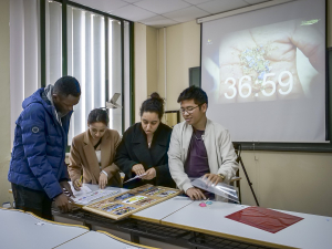 Los estudiantes en pleno proceso de &#039;escape room&#039;.