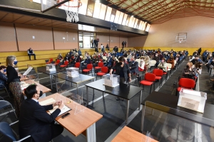 Un momento de la votación que ha tenido lugar en el polideportivo de los Colegios Mayores.