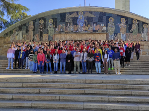 Alumnado participante en Café con Ciencia frente al Salón de Actos Juan XXIII de Rabanales. 