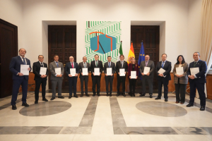 Foto de familia tras la firma del convenio.