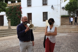 El profesor Manuel Torres junto a la coordinadora de la  UCCi, Elena Lázaro, durante el primero de los &#039;Minutos científicos&#039;