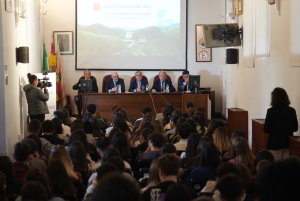 Gran afluencia de estudiantes en el Aula Magna de la facultad.