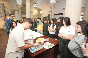 Un alumno participa en un taller práctico de recetas medievales.