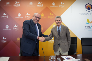 Manuel Torralbo y José Luis Navarro tras la firma del convenio.