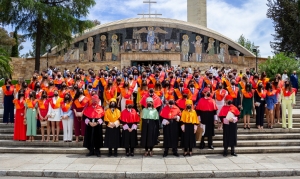 Foto de familia de alumnado y autoridades académicas tras el acto de Graduación.