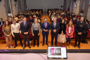 Ponentes y autoridades participantes en el encuentro.