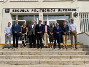 Foto de familia de representantes de la consejería y de la UCO.