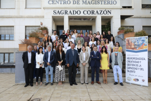 Foto de familia de profesorado y alumnado del máster.