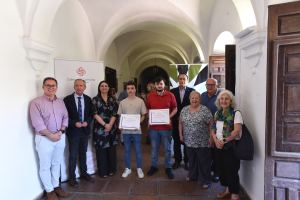 Foto de familia con los estudiantes premiados.