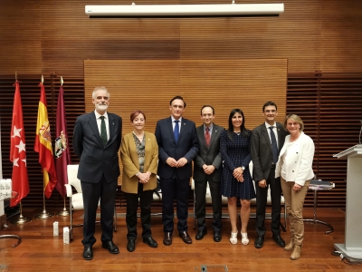 En el centro, José Carlos Gómez Villamandos, con integrantes del Comité Permanente y la delegada de Políticas de Igualdad