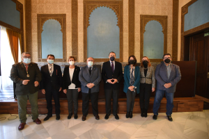 Foto de familia de autoridades y ponentes al inicio de las jornadas. 