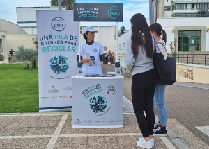 Dos estudiantes se acercan a informarse al stand.