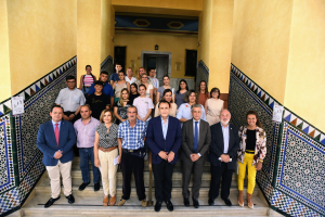 Foto de familia de autoridades y estudiantes participantes en el proyecto de promoción del alumnado de Las Palmeras.