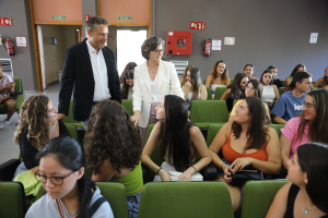 El vicerrector de Estudiantes y Cultura y la decana de la CC de la Educación y Psicología charlan animadamente con las estudiantes.