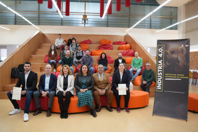 Foto de familia de estudiantes y autoridades académicas del máster.