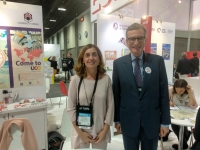 Enriqueta Moyano, con el embajador de España en Estados Unidos, Santiago  Cabanas, durante su visita al stand de la UCO. 