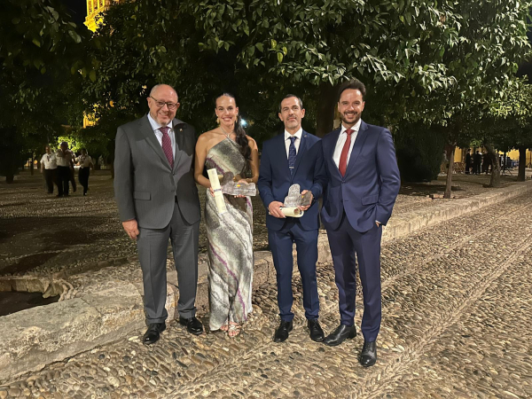 El rector junto Carmen Avilés, al director del Aula, acompañados por el decano de Veterinaria.