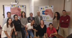 Los Directores del Máster (profesores Navarro Nieto y Costa Reyes) con algunos estudiantes de la UCO en la inauguración-presentación de MasterEmpleo en la Facultad de Ciencias del Trabajo