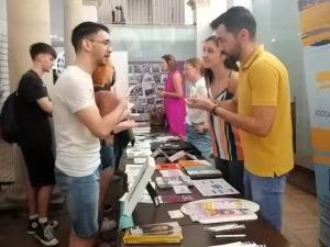 Unos estudiantes se acercan a uno de los stands informativos.