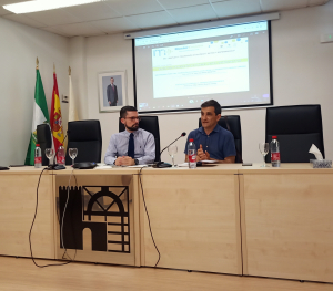 El profesor Juan Escribano durante su ponencia.