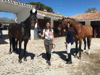 Blanca Mª Ordoñez (izquierda) y Sara Ortega (derecha) con sus respectivas monturas