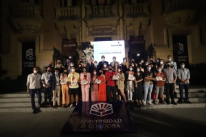 Foto de familia de premiados, autoridades y participantes en el programa EmprendeUCO 21