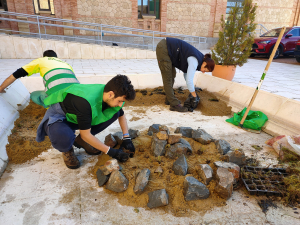 Voluntarios en pleno proceso de intervención en la fuente.