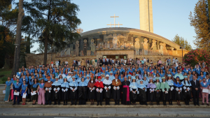 Foto de familia de los egresados y profesorado del centro.