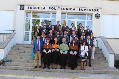 Foto de familia de la Promoción 2015-2019 del Grado de Ingeniería Civil, del Grado en Ingeniería en Recursos Energéticos y Mineros y del Doble Grado en Ingeniería Civil e Ingeniería en Recursos Energéticos y Mineros