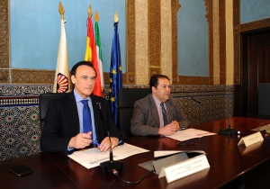 De izquierda a derecha, José Carlos Gómez Villamandos y Juan Ruz Alcaide, durante la inauguración de la jornada.