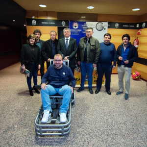 Prototipo de la silla de ruedas adaptada durante su presentación pública en la Gala Galileo 2024.